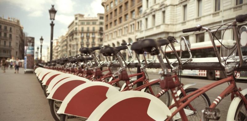 bicicletas aparcadas residencias universitarias barcelona cerca pompeu fabra