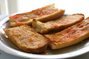 Pan con tomate para estudiantes universitarios