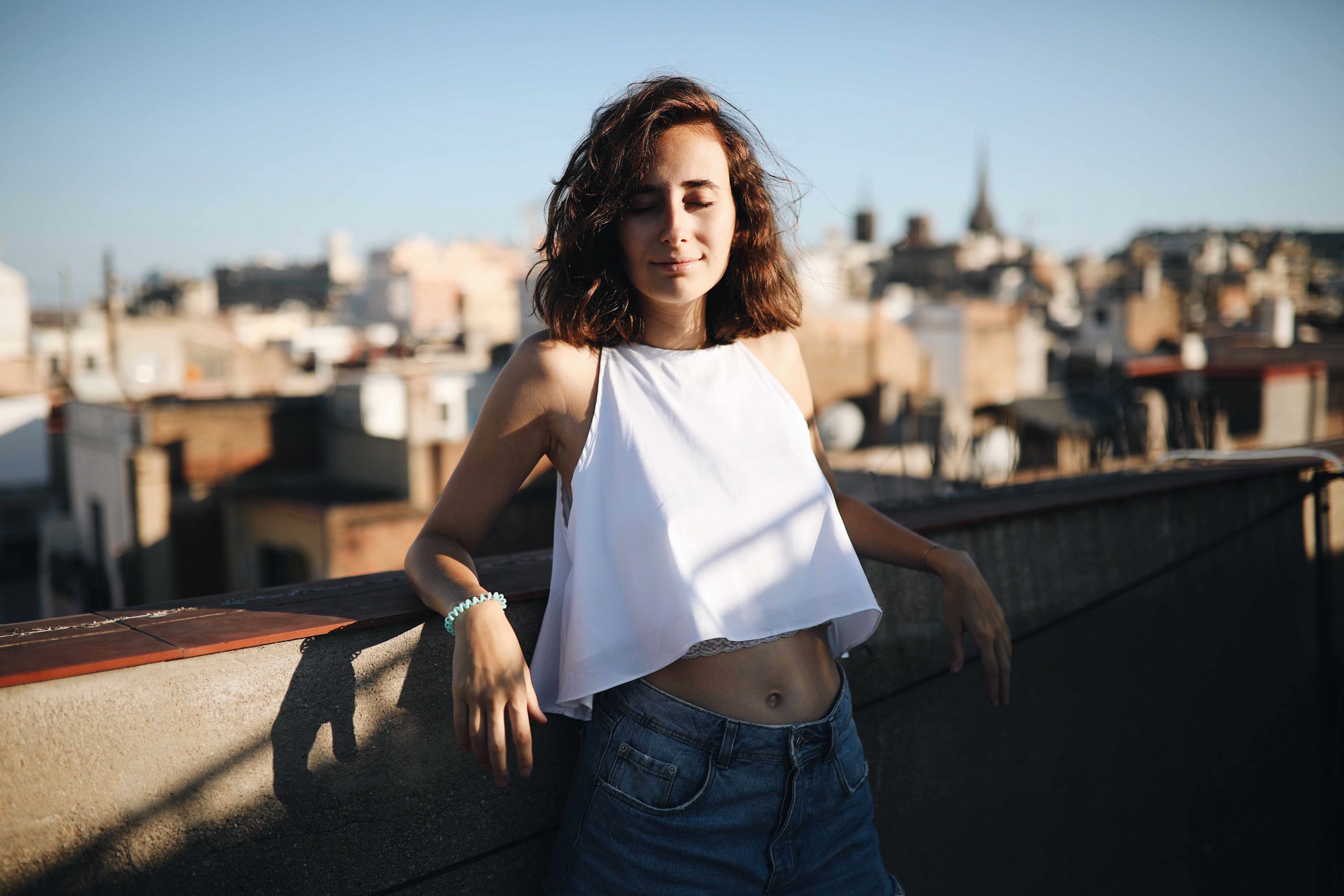 chica en la terraza de barcelona zonas para vivir en barcelona para estudiantes Unihabit scaled 1