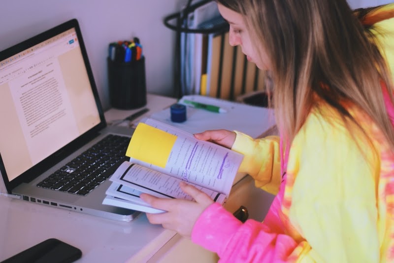 chica estudiando curso universitario 2020 21 UNIHABIT