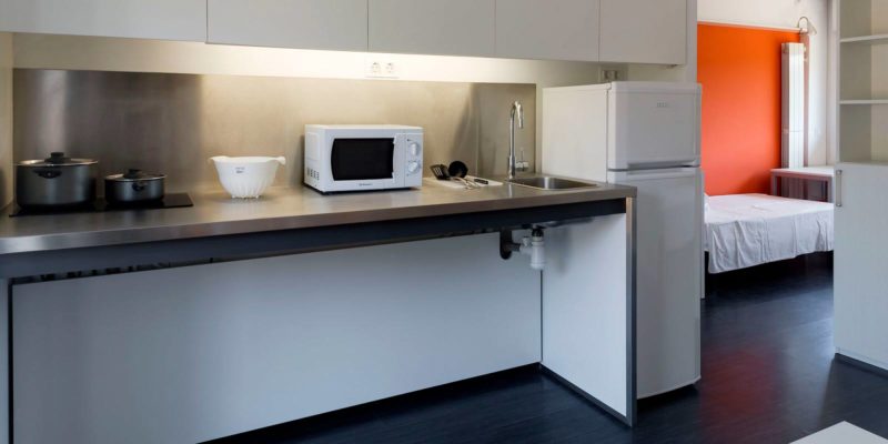 cocina de habitacion en Girona habitaciones residencias universitarias Unihabit