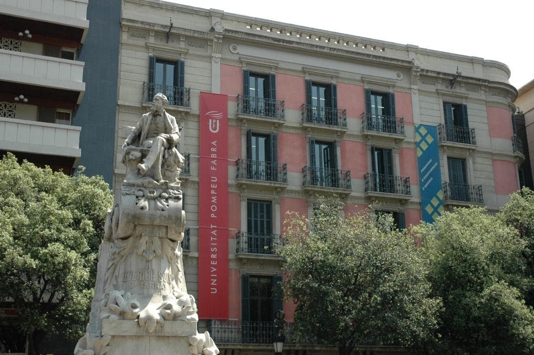 estatua en exterior residencias universitarias barcelona cerca pompeu fabra 1