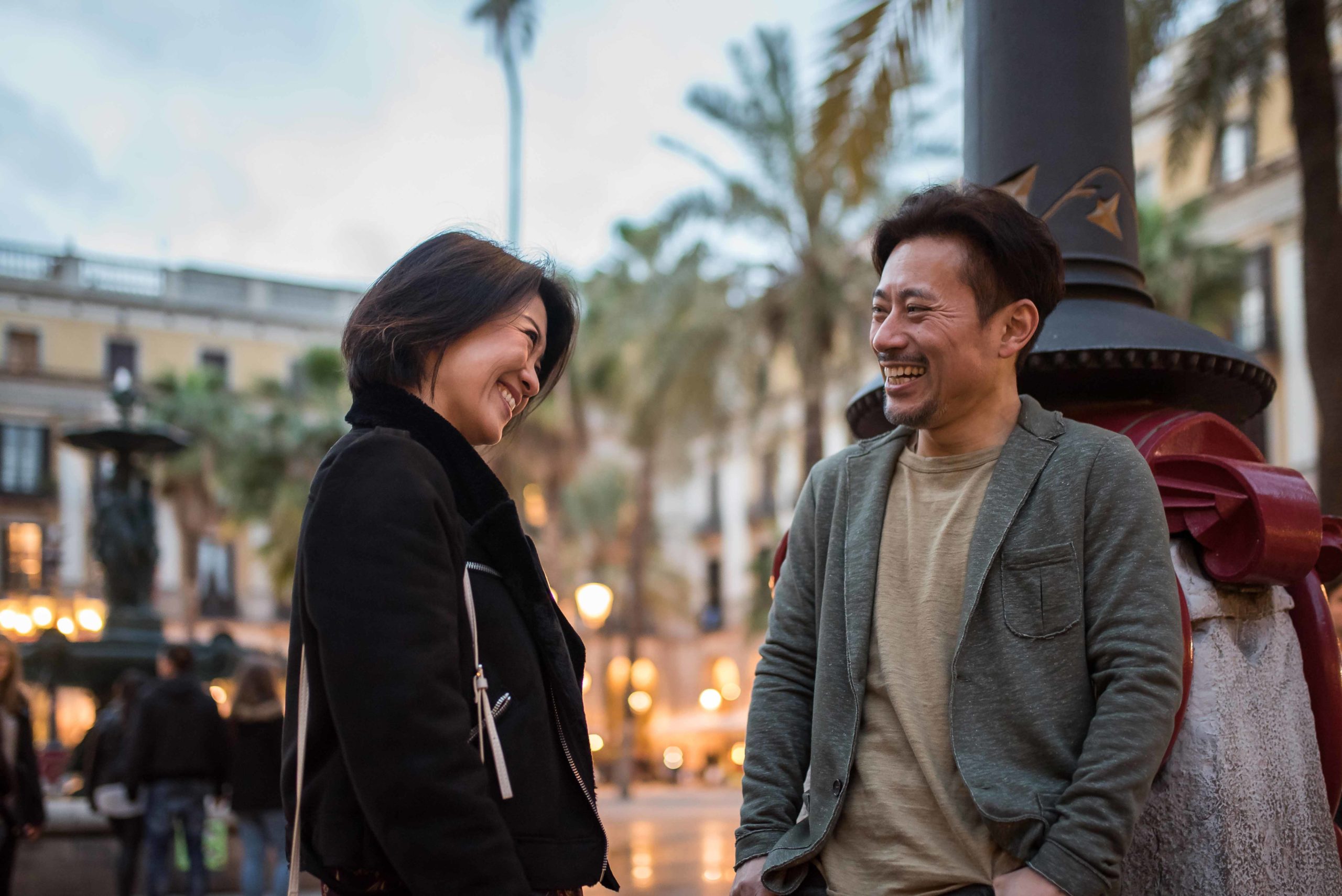 pareja de asiaticos en barcelona zonas para vivir en barcelona para estudiantes Unihabit scaled 1