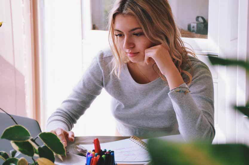 Chica estudiando en residencia Residències per a estudiants de màsters i doctorats