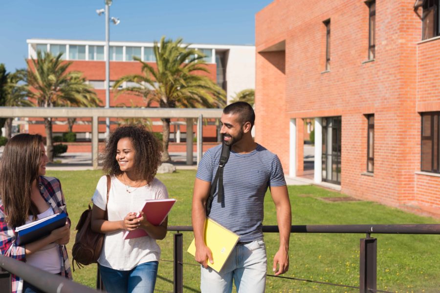 estudiantes entrando en facultad Aprender un nuevo idioma en Barcelona Unihabit scaled 900x600 1