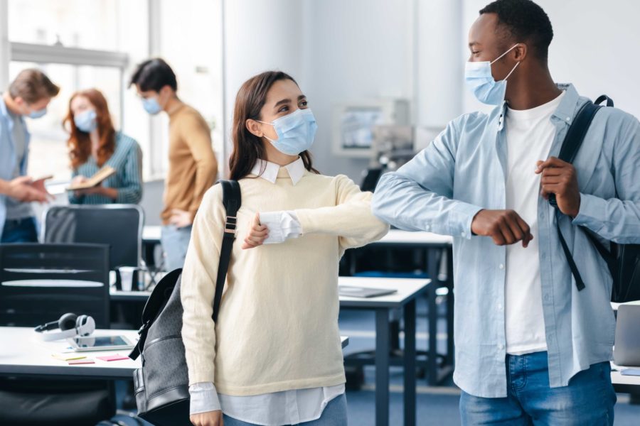 estudiantes saludandose en universidad Grados con mas salidas laborales scaled 900x600 1