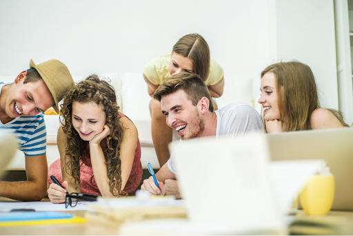 grupo de amigos estudiando