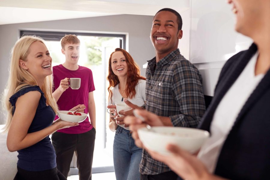 grupo de estudiantes en cocina compartida Aprender un nuevo idioma en Barcelona Unihabit scaled 900x600 1