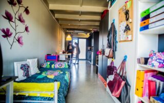 como decorar un dormitorio universitario acogedor