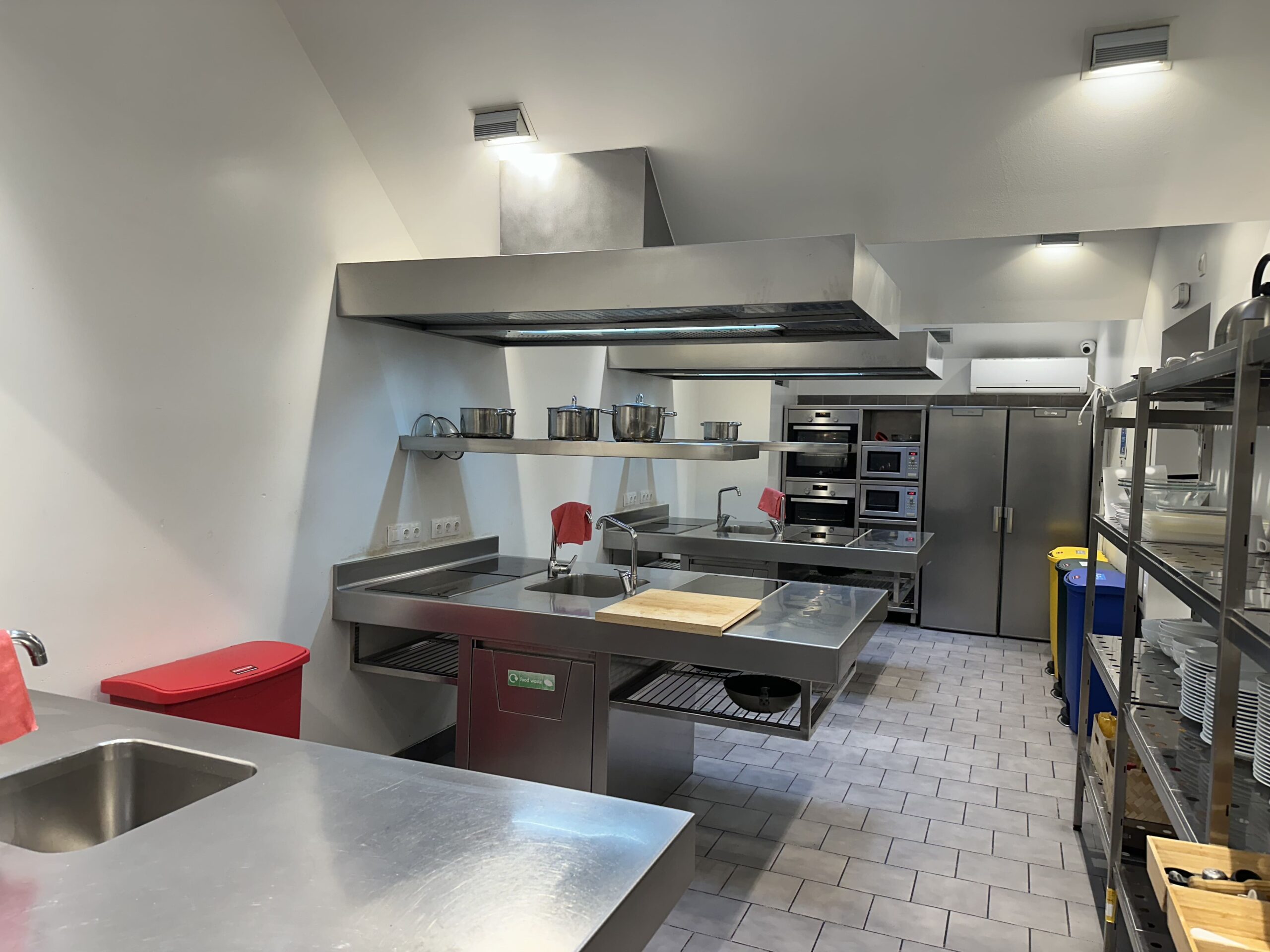 residencia universitaria en Barcelona con servicios incluidos cocina scaled
