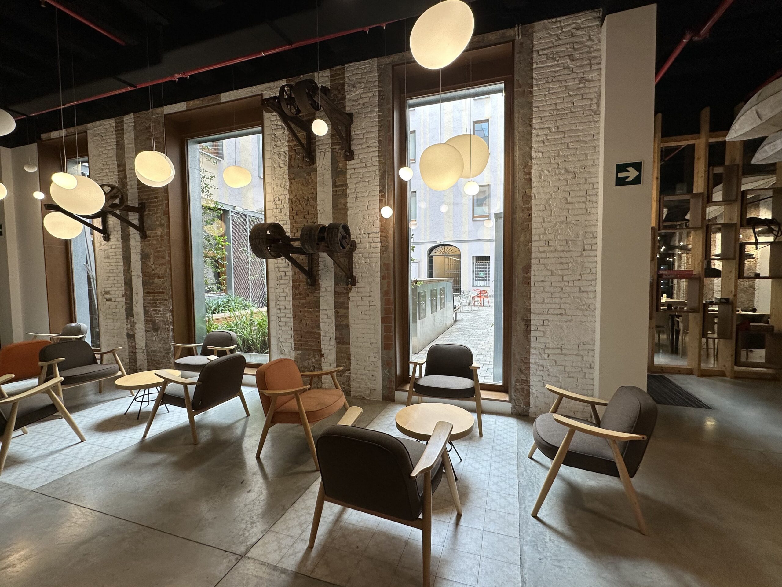 residencia universitaria en Barcelona con servicios incluidos salon scaled