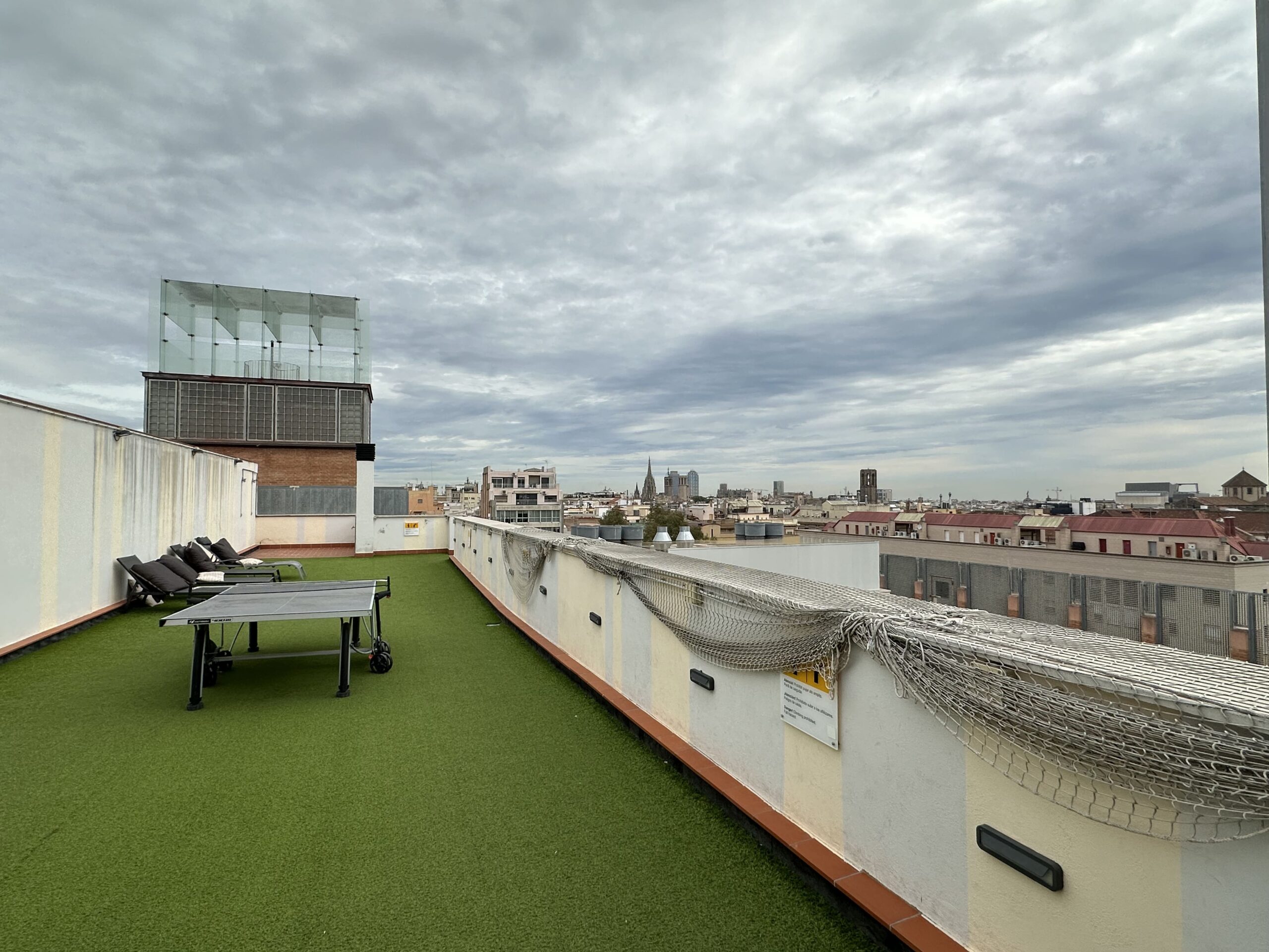 residencia universitaria en Barcelona con servicios incluidos terraza pingpong 1 scaled